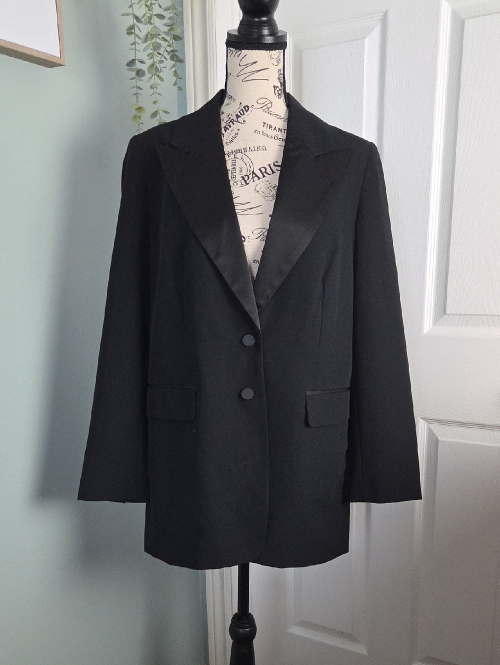 Classic Black Satin-Lapel Women's Blazer, size Medium